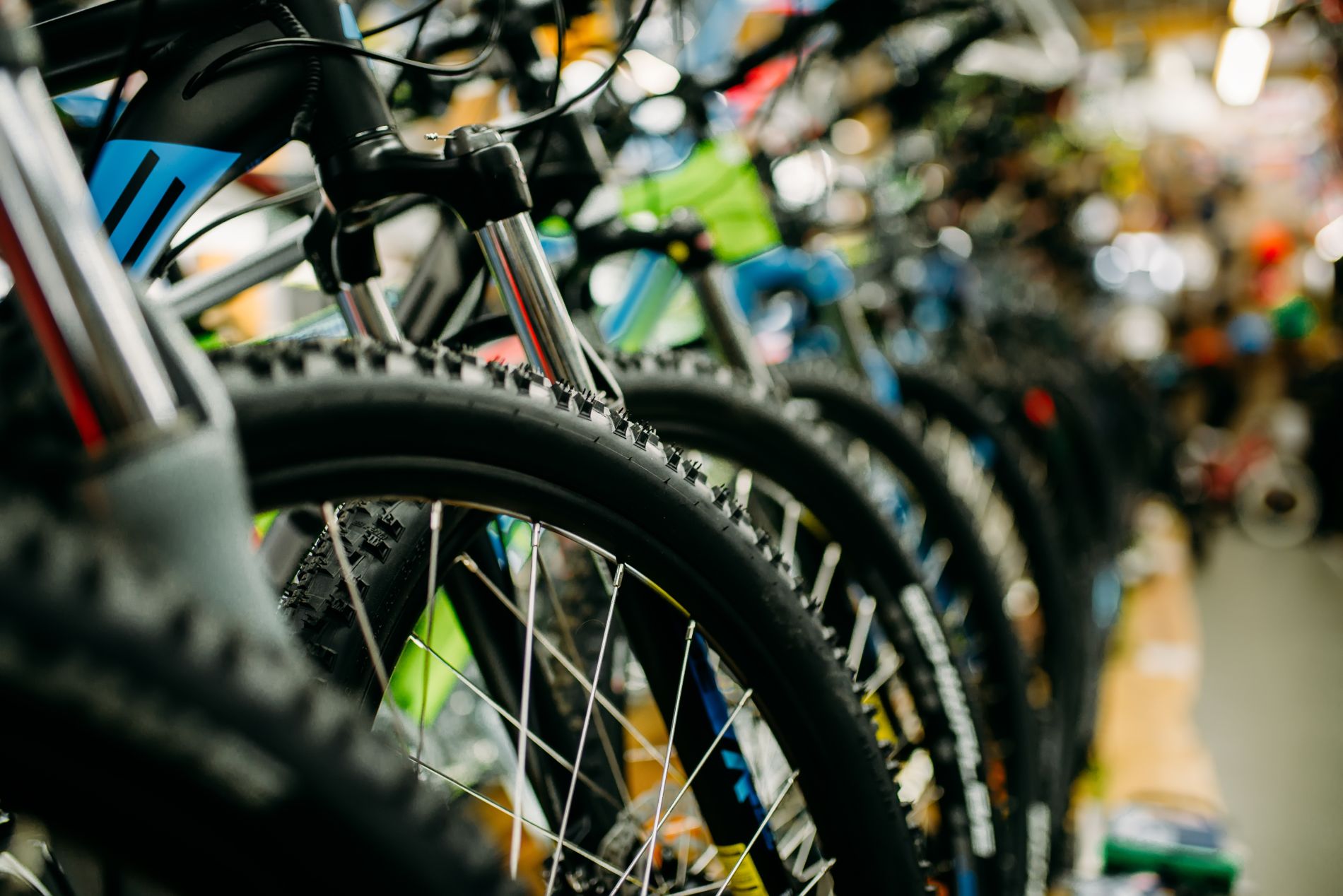 Reihe von Mountainbikes im Bikeverleih Winterberg