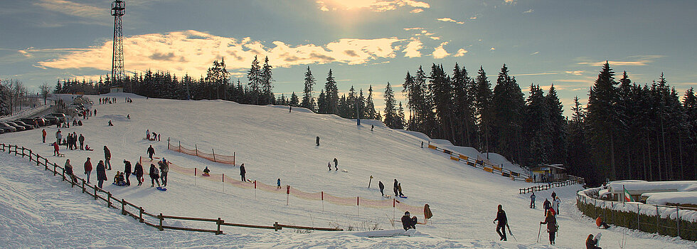 Kinder im Skigebiet Winterberg an einem Schlepplift